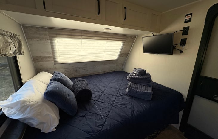 Brand new 10 inch Green Tea Memory Foam mattress.