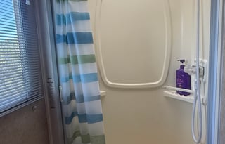 2007 Winnebago Navion 23H