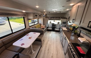2025 33ft Coachmen 31MB - Sleeps 8