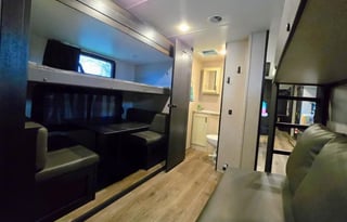 The Easy Living Retreat | Spacious RV + 1.5 Bath