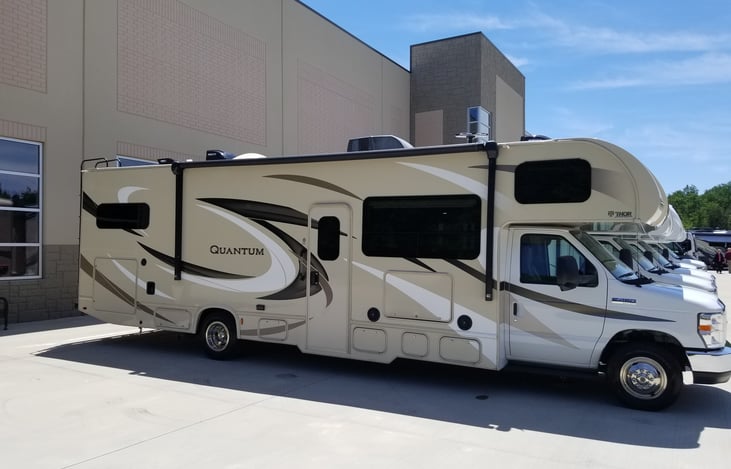 32' Class C | Sleeps 6 | Pet Friendly | Outside TV | RVshare