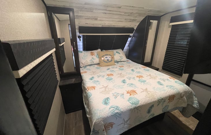 Queen size bed with storage on both sides. Plug in for cell phone and CPAP machines