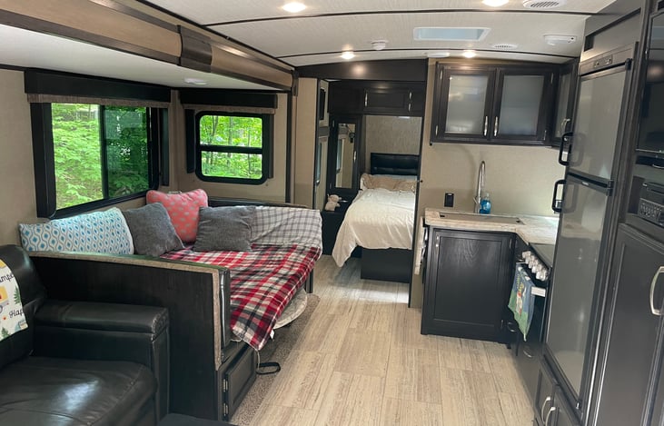 Layout of living space (dinette pictured as bed)