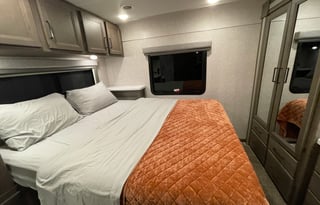 NEW Fully Equipped Quantum Bunkhouse With Solar!