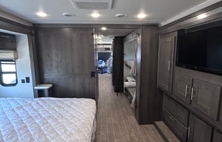 Georgetown Bunkhouse Two Full Bath and King Bed