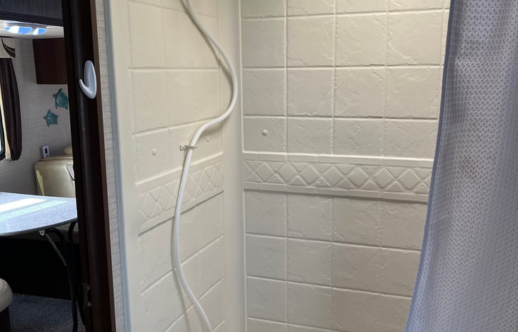 Shower/tub with oxygenics shower head