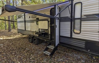 2022 - Sleeps 10! Delivery Available!!