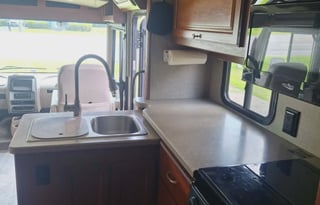 2019 Winnebago Adventurer 27N