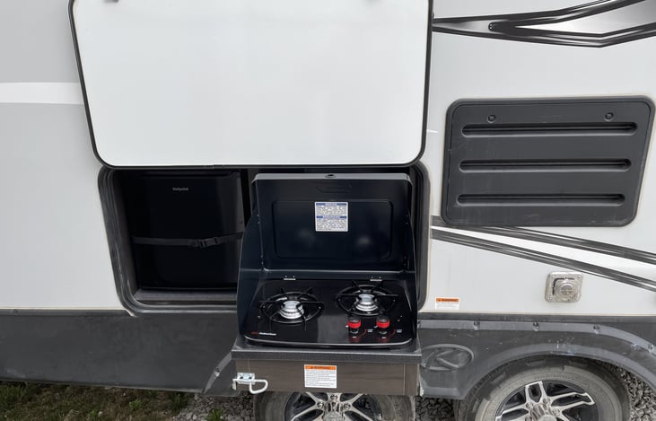 Outdoor kitchen including mini-refrigerator