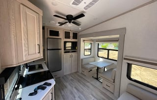 2023 5th wheel 28ft Forest River