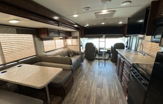 "Jolly" - Spacious RV for a King (and Queen)