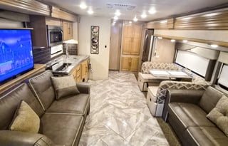 Luxury Disel Push, sleeps 8, 1.5 bath, washer &dry