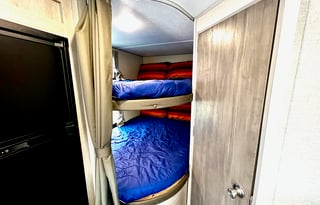 Perfect Bunk House! 4 beds and under 5000 lbs