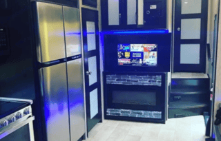 Toy Hauler 5th wheel Grand Design Momentum