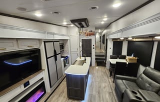 Pet Friendly Full Service Luxury 2 Bedroom RV