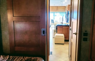 2015 Winnebago Adventurer 38Q