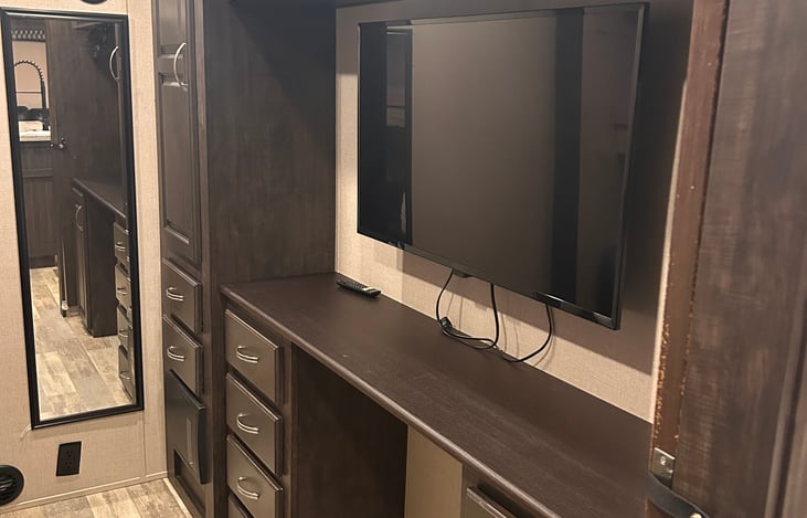 Bunkroom TV, dresser