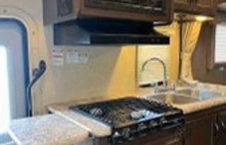 2018 Thor Motor Coach Four Winds, Sleeps 6/25ft