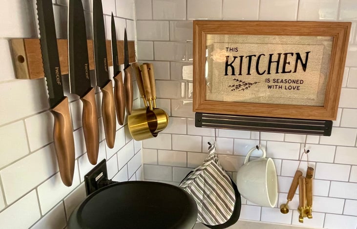 Knife set and other kitchen utensils provided