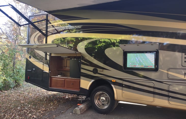 outdoor kitchen & TV