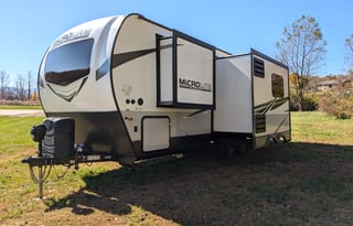 Flagstaff Micro Lite | Modern and cozy w/ 2 slides