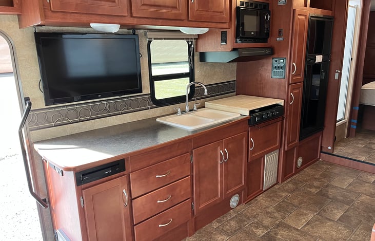 Kitchen / Flat screen TV and DVD player