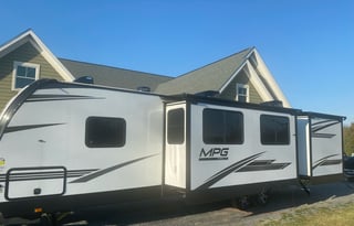 2021 Cruiser MPG - Private Bunk Room! King Bed!