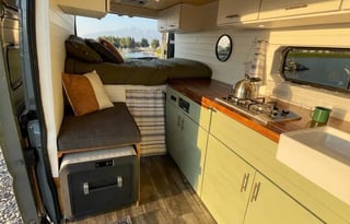Off grid campervan with TV & ROOFTOP DECK