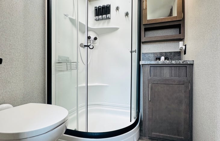 Main Full Size Bathroom, connects to master room and opens to hallway