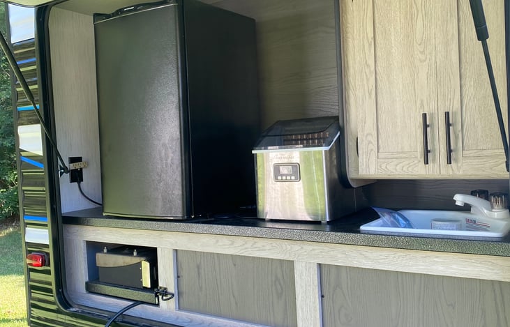 Outdoor kitchen with ice maker