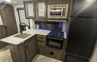 2022 - Sleeps 10! Delivery Available!!