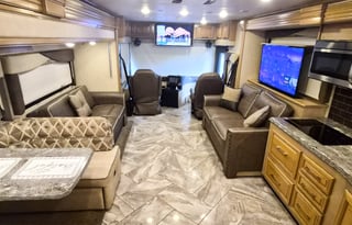 Luxury Disel Push, sleeps 8, 1.5 bath, washer &dry