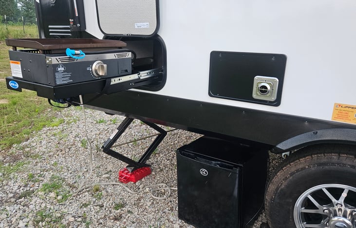 Optional outdoor kitchen rental package