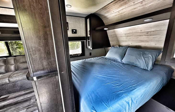 Queen size 10 inch memory foam Mattress. Very comfortable, you will wake up relaxed and ready to get to the next days adventure!