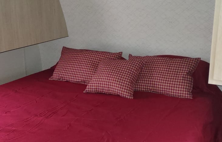 8" memory foam queen bed with custom made pillows