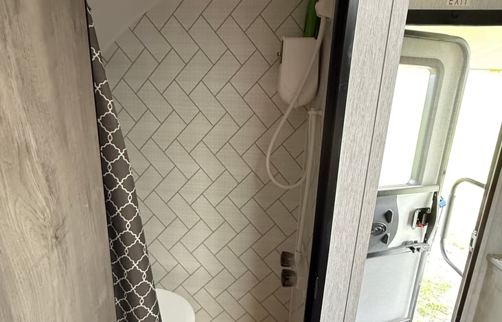 cute wet bath, also has outdoor shower.  towels are included