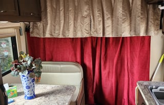 Neat 24ft class C, easy, comfy getaway!