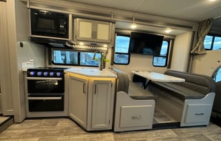 Fully Stocked, Sleeps 8, Super Clean & Comfy!