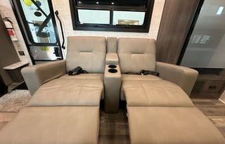 The Cowtown Coach! - AutoLevel, 2 A/Cs, Bunk Model