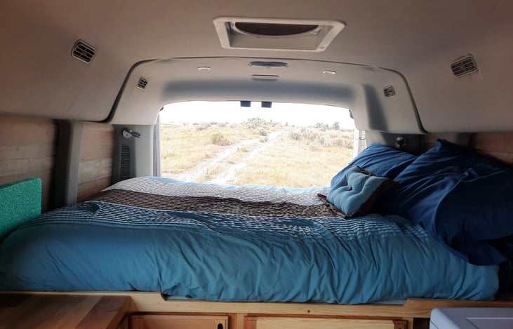 full size bed/with bedding