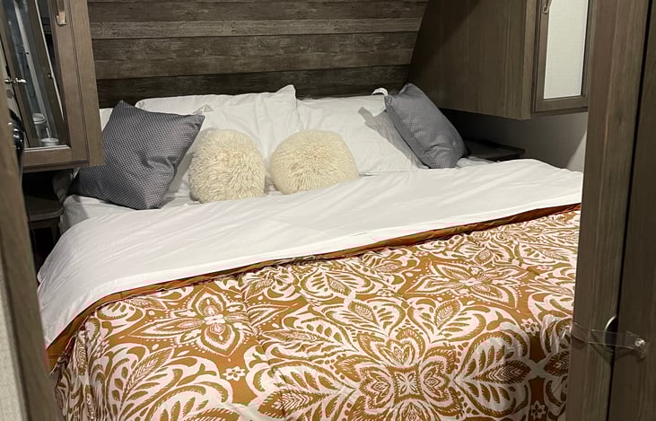 Cali King Casper mattress, Super comfortable, 32 inch tv local channels & Netflix. Tv can hook up to hotspot