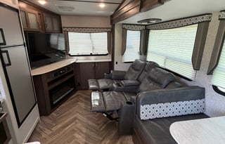 2021 Dutchmen 2503REF – Modern and Comfortable