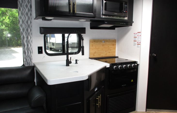 stove/oven combo, microwave, sink