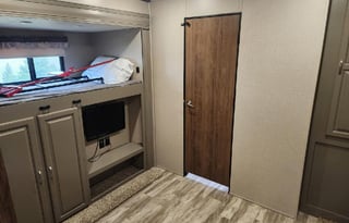 Big boy! sleeps 8/ 2 bathrooms/bunkhouse/5 slides