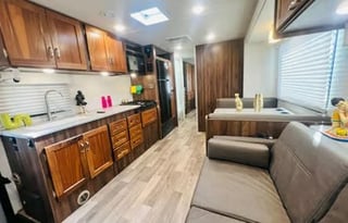 T2020 CONVENIENT & EASY TO DRIVE WINNEBAGO CLASS C