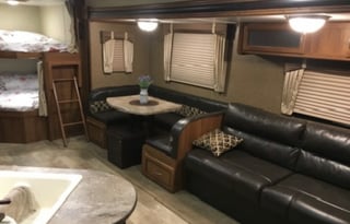 3 BEDS SPACIOUS AND COMFY DISCOUNT M2M AVAILABLE