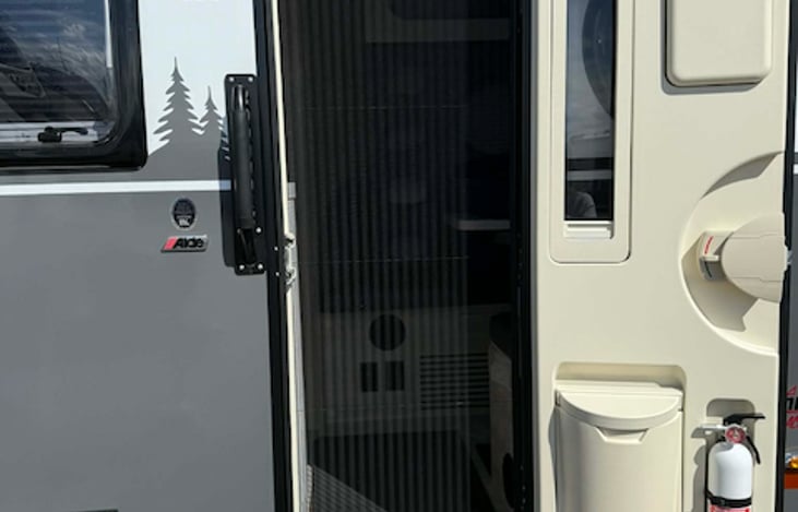 Entrance with screen door