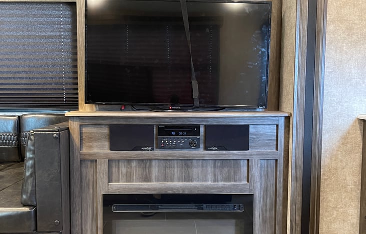 Smart TV, Roku, Fireplace, radio