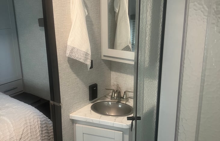 Full bath with access to main bedroom