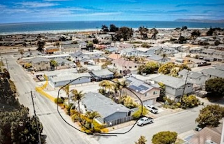 This is the home where the RV is parked. Conveniently located one block from a local grocery store and a 7 minute walk to teh beach. Or two minute drive.